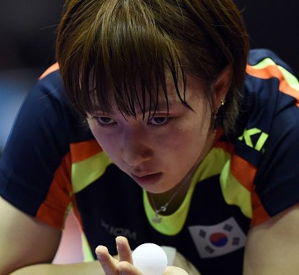 การใช้ Spin และ Speed ผสมผสานในเกมการแข่งขันปิงปองสไตล์เกาหลีใต้ การเล่นปิงปองในระดับมืออาชีพไม่ได้อาศัยเพียง “ความเร็ว” หรือ “แรงหมุน (Spin)” อย่างใดอย่างหนึ่งเท่านั้น แต่เป็นการผสมผสานทั้งสององค์ประกอบให้เกิดประสิทธิภาพสูงสุด ซึ่งนักปิงปองเกาหลีใต้ถือเป็นหนึ่งในชาติที่สามารถใช้ Spin และ Speed ได้อย่างสมดุลและอันตรายที่สุดในโลก การผสมผสานนี้ทำให้เกมของพวกเขา “อ่านยาก รับยาก และสวนกลับยาก” เพราะคู่แข่งไม่สามารถคาดเดาได้ว่าลูกต่อไปจะมาในรูปแบบไหน ทั้งแรงหมุนสูงหรือความเร็วจัดจ้าน และหากต้องการเข้าใจการวิเคราะห์จังหวะเกมแบบมืออาชีพ ก็สามารถศึกษาข้อมูลเชิงลึกผ่านแพลตฟอร์มอย่าง Ufabet999 ซึ่งช่วยให้มองเห็นมิติของเกมได้ละเอียดมากขึ้น Spin และ Speed คืออะไรในปิงปอง ก่อนจะเข้าใจการผสมผสาน ต้องรู้พื้นฐานของทั้งสององค์ประกอบ Spin (แรงหมุน) แรงหมุนของลูกที่ส่งผลต่อทิศทางและการเด้ง Topspin → ลูกพุ่งเร็วและกดลงโต๊ะ Backspin → ลูกช้าลงและลอยต่ำ Sidespin → ลูกเบี่ยงทิศทาง Speed (ความเร็ว) ความเร็วของลูกที่ส่งผลต่อเวลาในการตอบสนอง ลูกเร็ว → ทำให้คู่แข่งตั้งตัวไม่ทัน ลูกช้า → ใช้หลอกจังหวะ ทำไมต้องผสม Spin และ Speed การใช้เพียงอย่างเดียวทำให้เกม “คาดเดาได้ง่าย” แต่เมื่อผสมกันจะสร้างความได้เปรียบมหาศาล ข้อดีของการผสมผสาน ทำให้คู่แข่งอ่านเกมยาก เพิ่มโอกาสทำแต้ม สร้างจังหวะเกมที่หลากหลาย คุมเกมได้เหนือกว่า เอกลักษณ์การใช้ Spin + Speed ของเกาหลีใต้ 1. การเปลี่ยนจังหวะอย่างรวดเร็ว นักกีฬาเกาหลีใต้สามารถสลับระหว่างลูกเร็วกับลูกหมุนได้ทันที จาก Topspin แรง → เปลี่ยนเป็นลูกเร็ว จากลูกช้า → เร่งสปีดทันที 2. การใช้ Spin เพื่อเปิดเกม และ Speed เพื่อปิดเกม เป็นกลยุทธ์ที่นิยมมาก ใช้ Topspin กดดัน ใช้ Speed ปิดแต้ม 3. การหลอกล่อคู่แข่ง ใช้ Spin เพื่อให้คู่แข่งคาดเดาผิด ทำให้รับพลาด เปิดช่องโจมตี เทคนิคสำคัญในการผสม Spin และ Speed 1. Topspin + Speed Drive การตีลูกหมุนเร็ว ลูกพุ่งแรง เด้งสูงและเร็ว ยากต่อการรับ 2. Backspin + Drop Shot ใช้ลูกหมุนต่ำและช้า ดึงคู่แข่งเข้าหน้าโต๊ะ เปิดพื้นที่โจมตี 3. Sidespin + Fast Attack ใช้แรงหมุนด้านข้างแล้วตามด้วยลูกเร็ว ทำให้ลูกเบี่ยง คู่แข่งเสียจังหวะ 4. Variation (การเปลี่ยนรูปแบบ) สลับ Spin และ Speed อย่างต่อเนื่อง ไม่ให้คู่แข่งจับจังหวะได้ สร้างความสับสน ปัจจัยที่ทำให้นักปิงปองเกาหลีใต้ทำได้ดี 1. การควบคุมไม้ (Blade Control) สามารถปรับมุมไม้ได้แม่นยำ ควบคุม Spin ได้ คุมความเร็วได้ ลดความผิดพลาด 2. Footwork ที่ยอดเยี่ยม การเคลื่อนที่ช่วยให้ตีได้ในจังหวะที่ดีที่สุด เข้าหาลูกได้เร็ว รักษาสมดุล เพิ่มพลังในการตี 3. การอ่านเกม รู้ว่าควรใช้ Spin หรือ Speed เมื่อไหร่ วิเคราะห์คู่แข่ง เลือกจังหวะที่เหมาะสม วางแผนล่วงหน้า ระบบการฝึก Spin และ Speed ในเกาหลีใต้ 1. Multi-ball Training โค้ชป้อนลูกหลากหลาย ฝึกทั้ง Spin และ Speed เพิ่มความแม่นยำ ฝึกการตัดสินใจ 2. Drill เฉพาะทาง ฝึกแยก Spin และ Speed ก่อนนำมารวม ฝึก Topspin อย่างเดียว ฝึก Speed อย่างเดียว จากนั้นผสมกัน 3. การวิเคราะห์วิดีโอ ดูการแข่งขันเพื่อปรับปรุง วิเคราะห์จังหวะ แก้ไขข้อผิดพลาด พัฒนาเทคนิค เปรียบเทียบกับประเทศอื่น ประเทศ สไตล์ Spin + Speed เกาหลีใต้ สมดุลและเปลี่ยนเร็ว จีน Spin หนักและต่อเนื่อง ญี่ปุ่น Speed สูงและคล่องตัว ยุโรป เน้นพลังและแรงตี เกาหลีใต้โดดเด่นเรื่อง “การผสมผสานที่ยืดหยุ่น” วิธีฝึกให้ใช้ Spin และ Speed ได้เหมือนมืออาชีพ 1. ฝึกควบคุม Spin ตีลูก Topspin และ Backspin ซ้ำ ๆ 2. ฝึกความเร็ว ตีลูกเร็วต่อเนื่อง 3. ฝึกสลับจังหวะ เปลี่ยนจากช้า → เร็ว → หมุน 4. ฝึกกับคู่ซ้อม ให้คู่ซ้อมเปลี่ยนรูปแบบลูก ข้อผิดพลาดที่ควรหลีกเลี่ยง ใช้ Speed อย่างเดียวจนคุมลูกไม่ได้ ใช้ Spin มากเกินไปจนช้า ไม่เปลี่ยนจังหวะ ตัดสินใจช้า Mental Game กับการใช้ Spin และ Speed การเลือกใช้ต้องอาศัยความมั่นใจ กล้าตัดสินใจ ไม่ลังเล อ่านเกมแม่น อนาคตของการใช้ Spin และ Speed ความเร็วจะสูงขึ้น Spin จะหลากหลายมากขึ้น ใช้ AI วิเคราะห์เกม สรุป การใช้ Spin และ Speed ผสมผสานกันคือ “ศิลปะของปิงปองระดับสูง” และนักปิงปองเกาหลีใต้คือหนึ่งในผู้ที่ทำสิ่งนี้ได้ดีที่สุดในโลก พวกเขาใช้ Spin เพื่อควบคุมเกม และใช้ Speed เพื่อทำลายเกมของคู่แข่ง ทำให้เกิดความได้เปรียบในทุกจังหวะการแข่งขัน หากคุณต้องการพัฒนาทักษะให้ก้าวไปอีกระดับ การฝึกผสมผสานสององค์ประกอบนี้คือกุญแจสำคัญ และการศึกษาวิเคราะห์ผ่านแพลตฟอร์มอย่าง Ufabet999 จะช่วยให้คุณเข้าใจเกมได้ลึกขึ้น และพัฒนาฝีมือได้อย่างมืออาชีพในระยะยาว