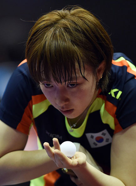 การใช้ Spin และ Speed ผสมผสานในเกมการแข่งขันปิงปองสไตล์เกาหลีใต้ การเล่นปิงปองในระดับมืออาชีพไม่ได้อาศัยเพียง “ความเร็ว” หรือ “แรงหมุน (Spin)” อย่างใดอย่างหนึ่งเท่านั้น แต่เป็นการผสมผสานทั้งสององค์ประกอบให้เกิดประสิทธิภาพสูงสุด ซึ่งนักปิงปองเกาหลีใต้ถือเป็นหนึ่งในชาติที่สามารถใช้ Spin และ Speed ได้อย่างสมดุลและอันตรายที่สุดในโลก การผสมผสานนี้ทำให้เกมของพวกเขา “อ่านยาก รับยาก และสวนกลับยาก” เพราะคู่แข่งไม่สามารถคาดเดาได้ว่าลูกต่อไปจะมาในรูปแบบไหน ทั้งแรงหมุนสูงหรือความเร็วจัดจ้าน และหากต้องการเข้าใจการวิเคราะห์จังหวะเกมแบบมืออาชีพ ก็สามารถศึกษาข้อมูลเชิงลึกผ่านแพลตฟอร์มอย่าง Ufabet999 ซึ่งช่วยให้มองเห็นมิติของเกมได้ละเอียดมากขึ้น Spin และ Speed คืออะไรในปิงปอง ก่อนจะเข้าใจการผสมผสาน ต้องรู้พื้นฐานของทั้งสององค์ประกอบ Spin (แรงหมุน) แรงหมุนของลูกที่ส่งผลต่อทิศทางและการเด้ง Topspin → ลูกพุ่งเร็วและกดลงโต๊ะ Backspin → ลูกช้าลงและลอยต่ำ Sidespin → ลูกเบี่ยงทิศทาง Speed (ความเร็ว) ความเร็วของลูกที่ส่งผลต่อเวลาในการตอบสนอง ลูกเร็ว → ทำให้คู่แข่งตั้งตัวไม่ทัน ลูกช้า → ใช้หลอกจังหวะ ทำไมต้องผสม Spin และ Speed การใช้เพียงอย่างเดียวทำให้เกม “คาดเดาได้ง่าย” แต่เมื่อผสมกันจะสร้างความได้เปรียบมหาศาล ข้อดีของการผสมผสาน ทำให้คู่แข่งอ่านเกมยาก เพิ่มโอกาสทำแต้ม สร้างจังหวะเกมที่หลากหลาย คุมเกมได้เหนือกว่า เอกลักษณ์การใช้ Spin + Speed ของเกาหลีใต้ 1. การเปลี่ยนจังหวะอย่างรวดเร็ว นักกีฬาเกาหลีใต้สามารถสลับระหว่างลูกเร็วกับลูกหมุนได้ทันที จาก Topspin แรง → เปลี่ยนเป็นลูกเร็ว จากลูกช้า → เร่งสปีดทันที 2. การใช้ Spin เพื่อเปิดเกม และ Speed เพื่อปิดเกม เป็นกลยุทธ์ที่นิยมมาก ใช้ Topspin กดดัน ใช้ Speed ปิดแต้ม 3. การหลอกล่อคู่แข่ง ใช้ Spin เพื่อให้คู่แข่งคาดเดาผิด ทำให้รับพลาด เปิดช่องโจมตี เทคนิคสำคัญในการผสม Spin และ Speed 1. Topspin + Speed Drive การตีลูกหมุนเร็ว ลูกพุ่งแรง เด้งสูงและเร็ว ยากต่อการรับ 2. Backspin + Drop Shot ใช้ลูกหมุนต่ำและช้า ดึงคู่แข่งเข้าหน้าโต๊ะ เปิดพื้นที่โจมตี 3. Sidespin + Fast Attack ใช้แรงหมุนด้านข้างแล้วตามด้วยลูกเร็ว ทำให้ลูกเบี่ยง คู่แข่งเสียจังหวะ 4. Variation (การเปลี่ยนรูปแบบ) สลับ Spin และ Speed อย่างต่อเนื่อง ไม่ให้คู่แข่งจับจังหวะได้ สร้างความสับสน ปัจจัยที่ทำให้นักปิงปองเกาหลีใต้ทำได้ดี 1. การควบคุมไม้ (Blade Control) สามารถปรับมุมไม้ได้แม่นยำ ควบคุม Spin ได้ คุมความเร็วได้ ลดความผิดพลาด 2. Footwork ที่ยอดเยี่ยม การเคลื่อนที่ช่วยให้ตีได้ในจังหวะที่ดีที่สุด เข้าหาลูกได้เร็ว รักษาสมดุล เพิ่มพลังในการตี 3. การอ่านเกม รู้ว่าควรใช้ Spin หรือ Speed เมื่อไหร่ วิเคราะห์คู่แข่ง เลือกจังหวะที่เหมาะสม วางแผนล่วงหน้า ระบบการฝึก Spin และ Speed ในเกาหลีใต้ 1. Multi-ball Training โค้ชป้อนลูกหลากหลาย ฝึกทั้ง Spin และ Speed เพิ่มความแม่นยำ ฝึกการตัดสินใจ 2. Drill เฉพาะทาง ฝึกแยก Spin และ Speed ก่อนนำมารวม ฝึก Topspin อย่างเดียว ฝึก Speed อย่างเดียว จากนั้นผสมกัน 3. การวิเคราะห์วิดีโอ ดูการแข่งขันเพื่อปรับปรุง วิเคราะห์จังหวะ แก้ไขข้อผิดพลาด พัฒนาเทคนิค เปรียบเทียบกับประเทศอื่น ประเทศ สไตล์ Spin + Speed เกาหลีใต้ สมดุลและเปลี่ยนเร็ว จีน Spin หนักและต่อเนื่อง ญี่ปุ่น Speed สูงและคล่องตัว ยุโรป เน้นพลังและแรงตี เกาหลีใต้โดดเด่นเรื่อง “การผสมผสานที่ยืดหยุ่น” วิธีฝึกให้ใช้ Spin และ Speed ได้เหมือนมืออาชีพ 1. ฝึกควบคุม Spin ตีลูก Topspin และ Backspin ซ้ำ ๆ 2. ฝึกความเร็ว ตีลูกเร็วต่อเนื่อง 3. ฝึกสลับจังหวะ เปลี่ยนจากช้า → เร็ว → หมุน 4. ฝึกกับคู่ซ้อม ให้คู่ซ้อมเปลี่ยนรูปแบบลูก ข้อผิดพลาดที่ควรหลีกเลี่ยง ใช้ Speed อย่างเดียวจนคุมลูกไม่ได้ ใช้ Spin มากเกินไปจนช้า ไม่เปลี่ยนจังหวะ ตัดสินใจช้า Mental Game กับการใช้ Spin และ Speed การเลือกใช้ต้องอาศัยความมั่นใจ กล้าตัดสินใจ ไม่ลังเล อ่านเกมแม่น อนาคตของการใช้ Spin และ Speed ความเร็วจะสูงขึ้น Spin จะหลากหลายมากขึ้น ใช้ AI วิเคราะห์เกม สรุป การใช้ Spin และ Speed ผสมผสานกันคือ “ศิลปะของปิงปองระดับสูง” และนักปิงปองเกาหลีใต้คือหนึ่งในผู้ที่ทำสิ่งนี้ได้ดีที่สุดในโลก พวกเขาใช้ Spin เพื่อควบคุมเกม และใช้ Speed เพื่อทำลายเกมของคู่แข่ง ทำให้เกิดความได้เปรียบในทุกจังหวะการแข่งขัน หากคุณต้องการพัฒนาทักษะให้ก้าวไปอีกระดับ การฝึกผสมผสานสององค์ประกอบนี้คือกุญแจสำคัญ และการศึกษาวิเคราะห์ผ่านแพลตฟอร์มอย่าง Ufabet999 จะช่วยให้คุณเข้าใจเกมได้ลึกขึ้น และพัฒนาฝีมือได้อย่างมืออาชีพในระยะยาว